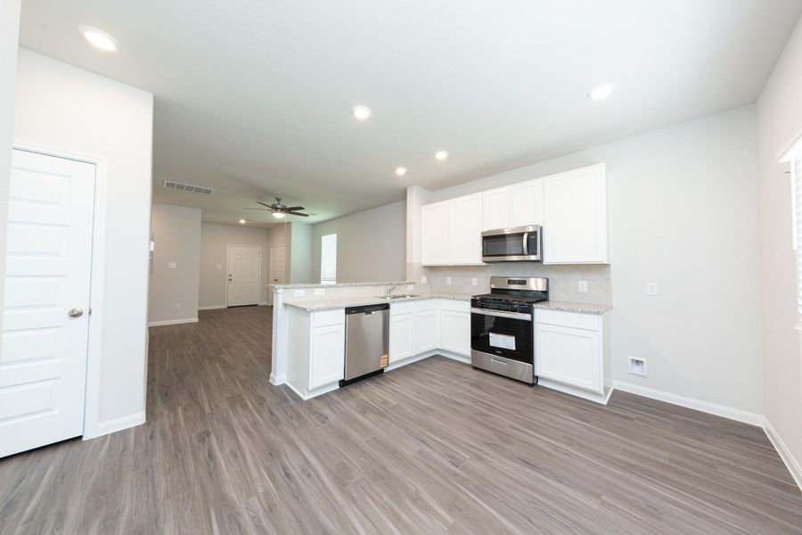 Spacious, unfurnished interior of a new home in River's Edge, Conroe (Image 13). Spacious, unfurnished interior of a new home in River's Edge, Conroe (Image 13).