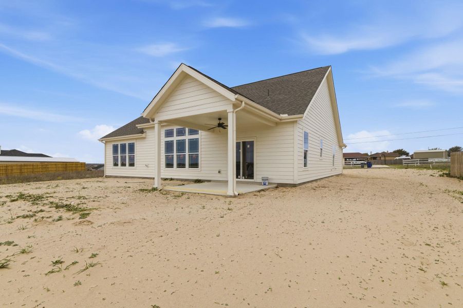 Exterior details and patio area of a home in Las Palomas Country Club Estates, La Vernia (Image 4).