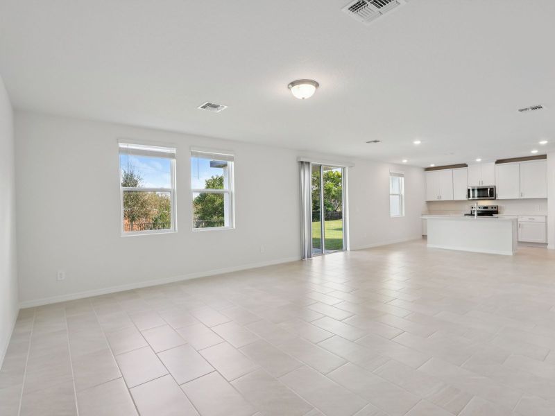 Spacious, unfurnished interior of a new home in The Reserve at Twin Lakes, St. Cloud (Image 7).