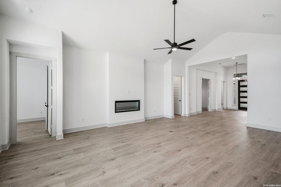 Spacious, unfurnished interior of a new home in Stillwater Ranch, San Antonio (Image 18).