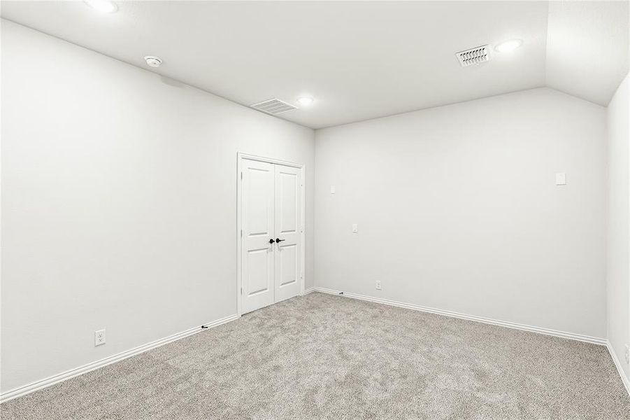 Spacious, unfurnished interior of a new home in Chaparral Park, Oak Point (Image 24).
