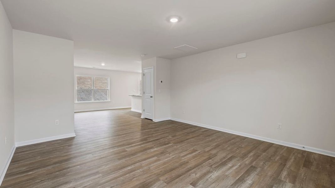 Spacious, unfurnished interior of a new home in Hawk Ridge, Anderson (Image 17).