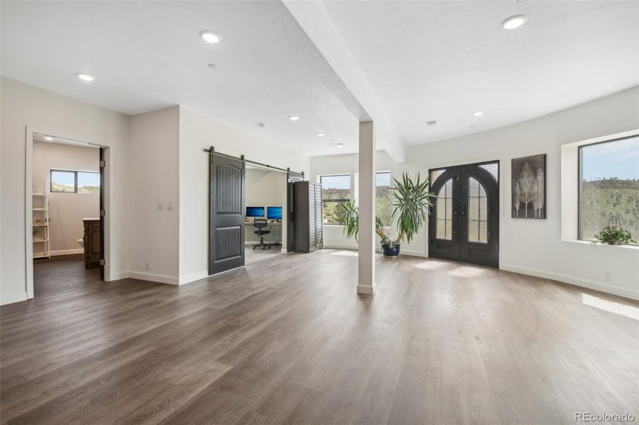 Spacious, unfurnished interior of a new home in , Lyons (Image 18).