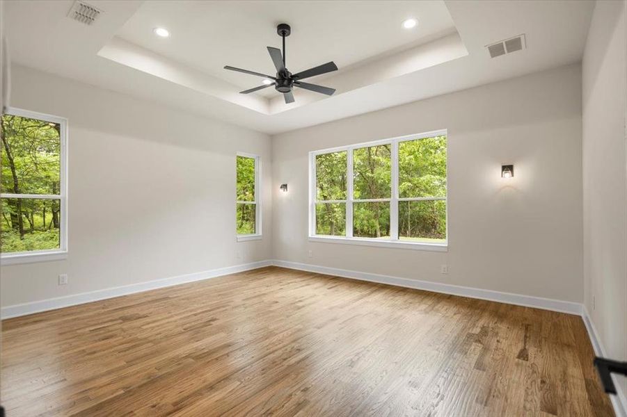 Spacious, unfurnished interior of a new home in , Mineola (Image 31).