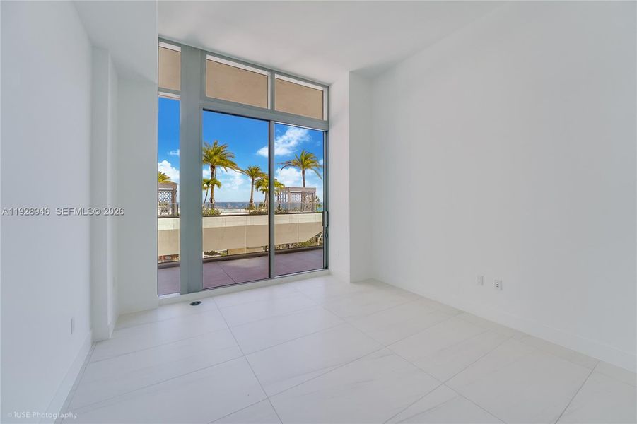 Spacious, unfurnished interior of a new home in , Fort Lauderdale (Image 14).
