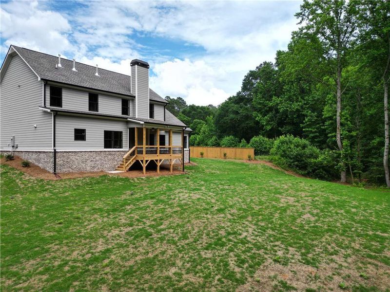 Exterior details and patio area of a home in Spring Creek, Monroe (Image 4).