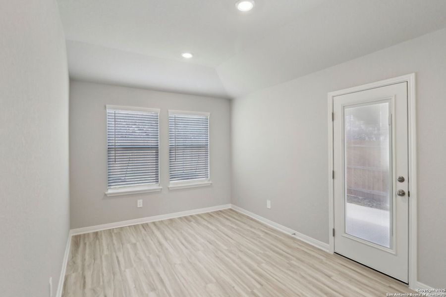Spacious, unfurnished interior of a new home in Thomas Pond, San Antonio (Image 31).