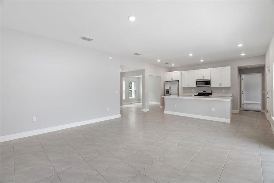 Spacious, unfurnished interior of a new home in , Kissimmee (Image 13).