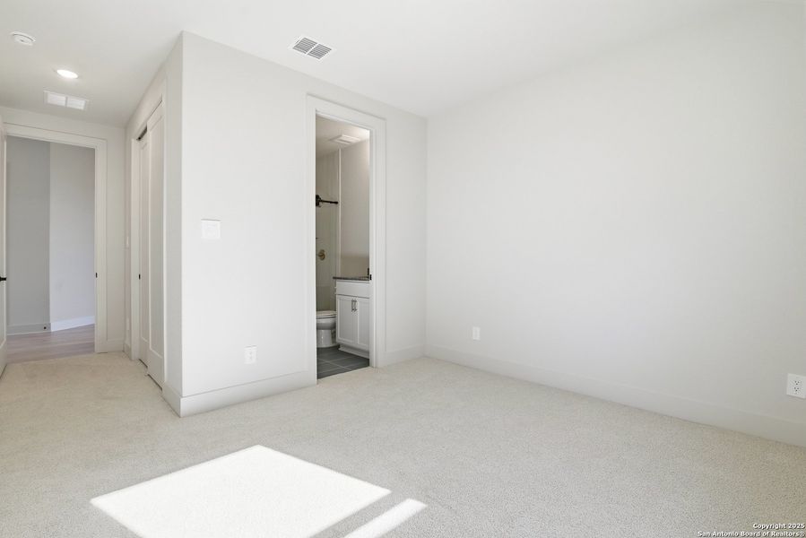 Spacious, unfurnished interior of a new home in Ventana - 60', Bulverde (Image 18).