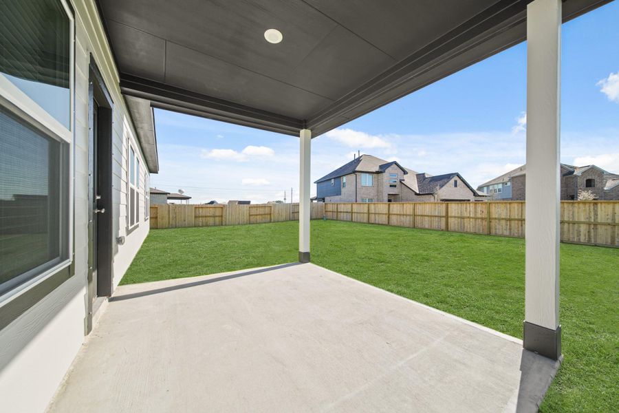 Exterior details and patio area of a home in Country Creek, Mont Belvieu (Image 4).