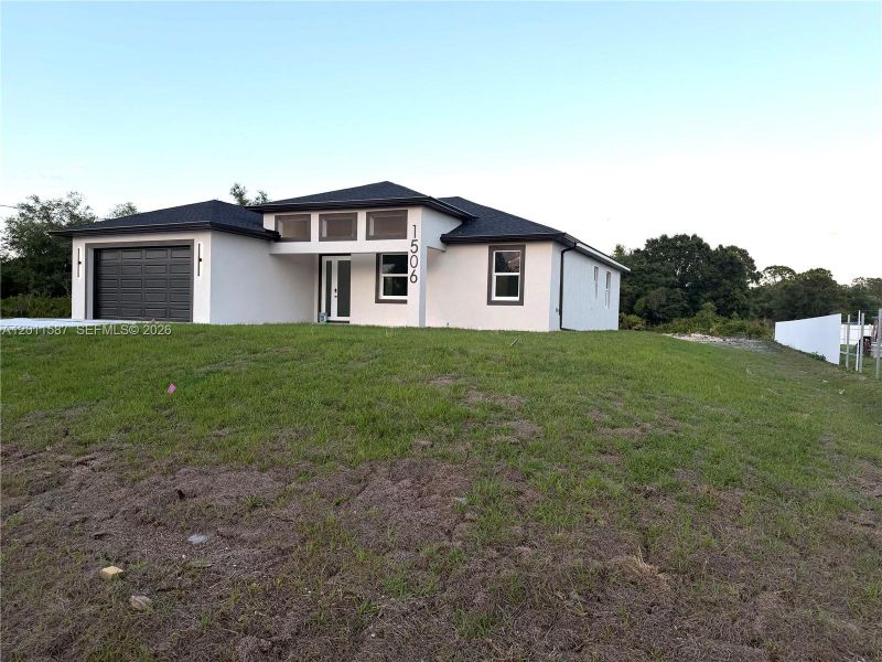 Exterior details and patio area of a home in , Lehigh Acres (Image 4).