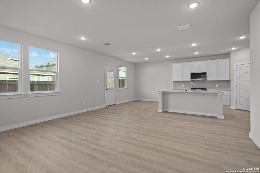 Spacious, unfurnished interior of a new home in Senna, Leon Valley (Image 12).