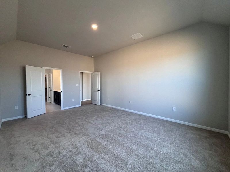 Spacious, unfurnished interior of a new home in The Colony, Bastrop (Image 21).