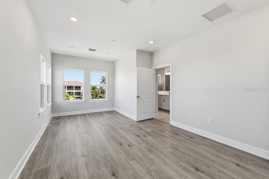 Spacious, unfurnished interior of a new home in Seahaven, Punta Gorda (Image 25).
