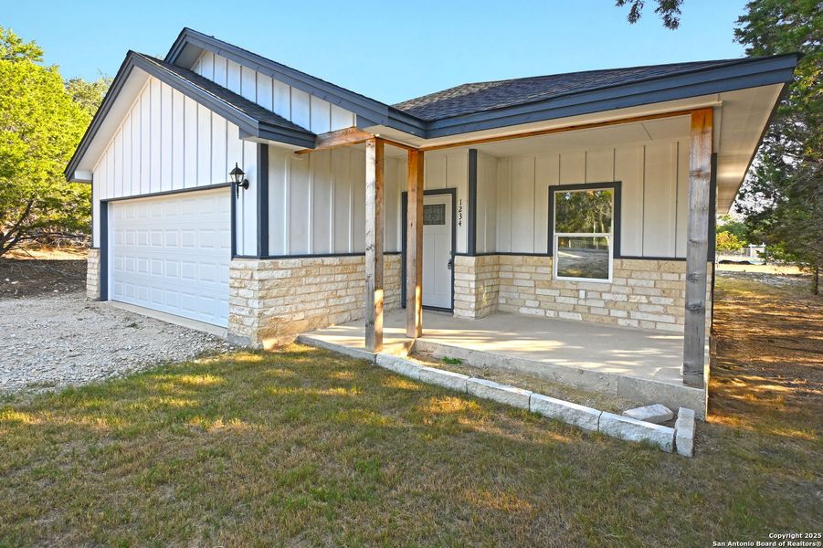 Exterior details and patio area of a home in , Canyon Lake (Image 1).