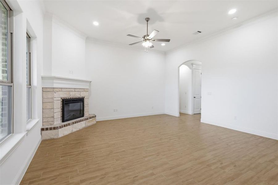 Spacious, unfurnished interior of a new home in , Tolar (Image 19).