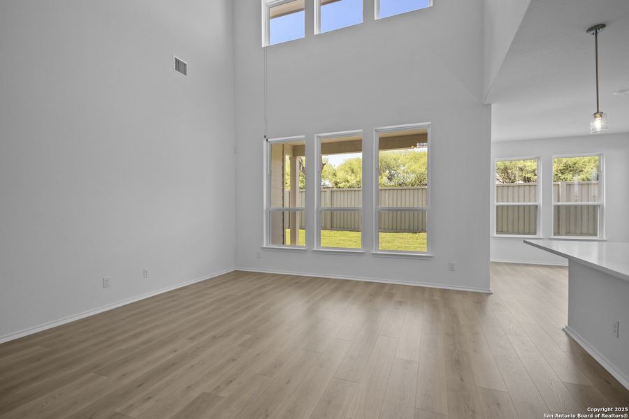Spacious, unfurnished interior of a new home in Foxbrook, Cibolo (Image 26).
