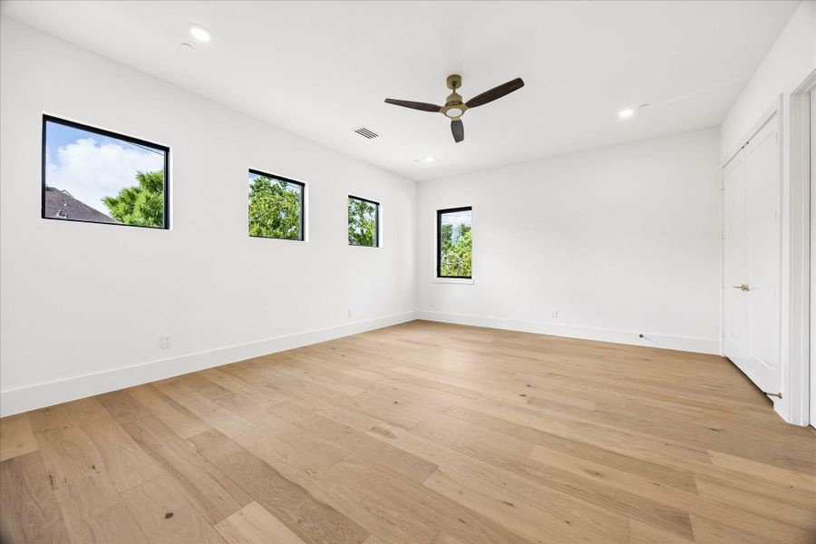Spacious, unfurnished interior of a new home in , Bellaire (Image 16).