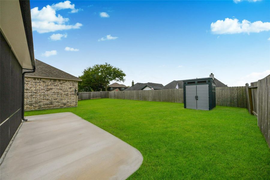 Exterior details and patio area of a home in Elm Estates, Angleton (Image 3).