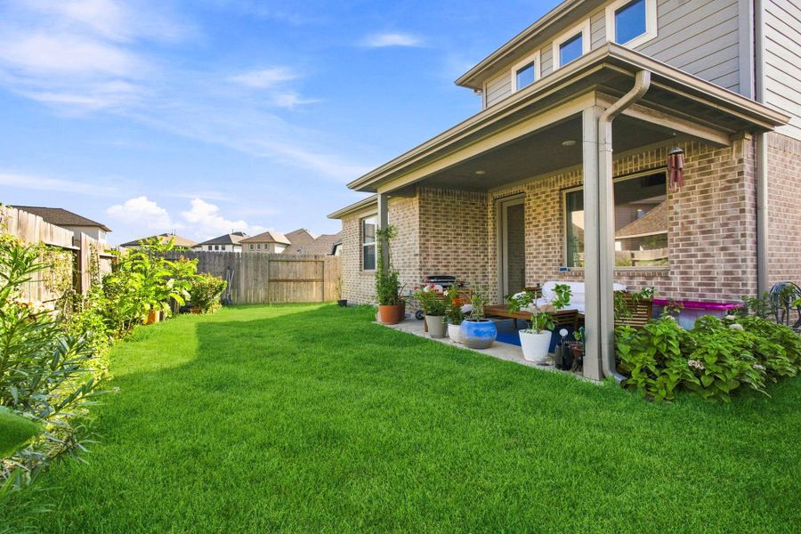 Exterior details and patio area of a home in Sienna 40', Missouri City (Image 25).
