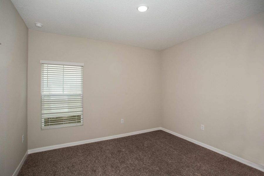 Spacious, unfurnished interior of a new home in Villa Mar, Winter Haven (Image 25).