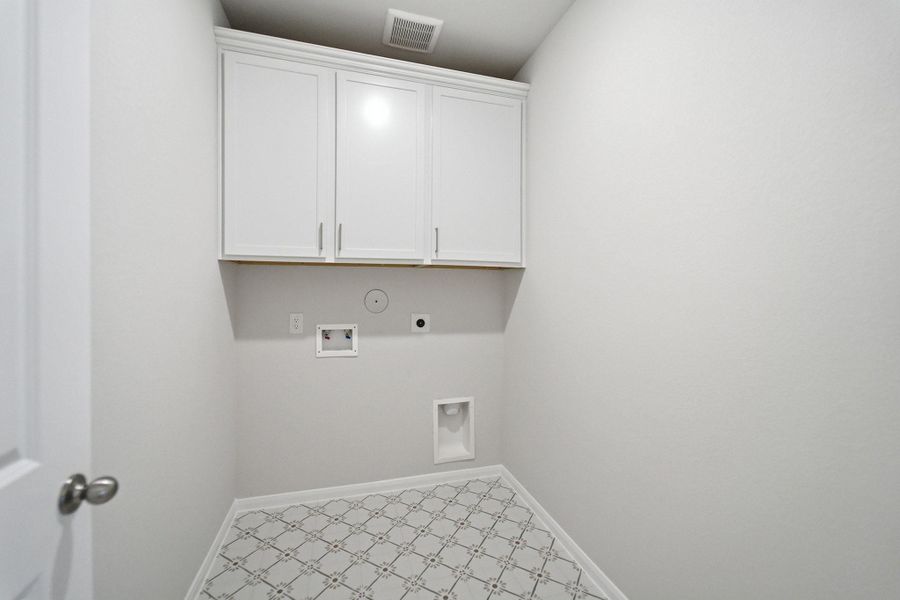 Spacious, unfurnished interior of a new home in Mulberry Farms, Santa Fe (Image 5).