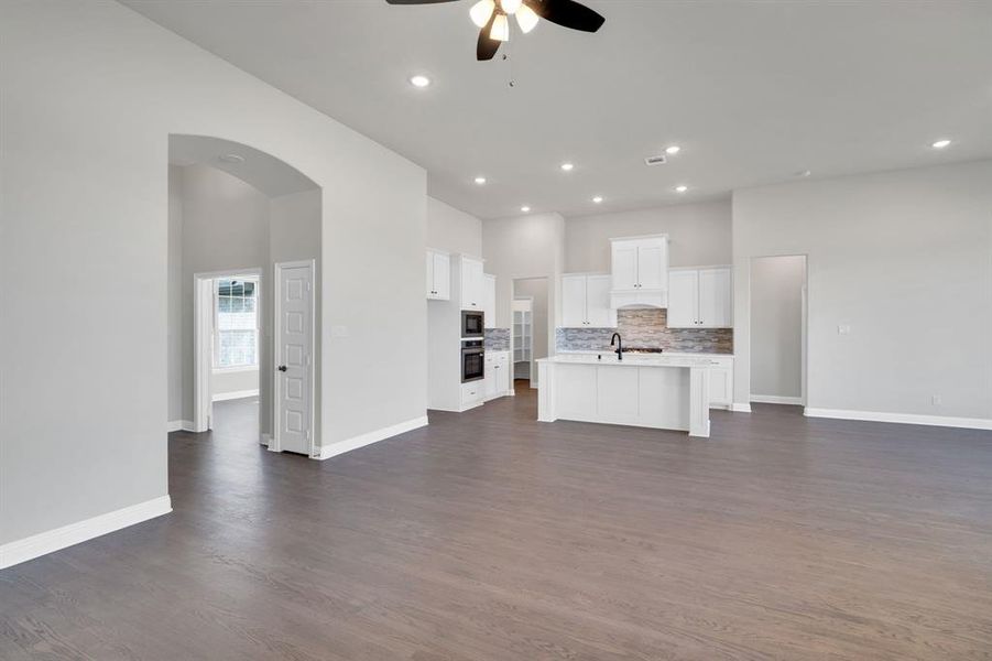 Spacious, unfurnished interior of a new home in Levante, Waxahachie (Image 19).