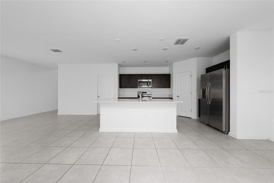 Spacious, unfurnished interior of a new home in Ranches at Lake Mcleod: Legacy Collection, Eagle Lake (Image 24).