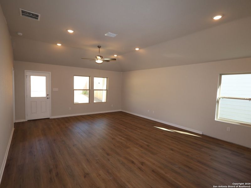 Spacious, unfurnished interior of a new home in Hunters Ranch, San Antonio (Image 18).