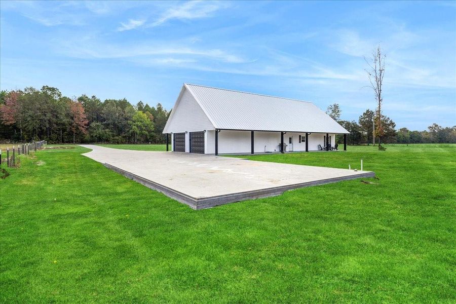 Community amenities in , Huntington (Image 33).