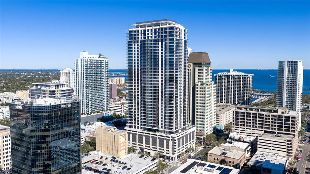 Condo located in St. Petersburg, FL showcasing its design and architecture (Image 33).