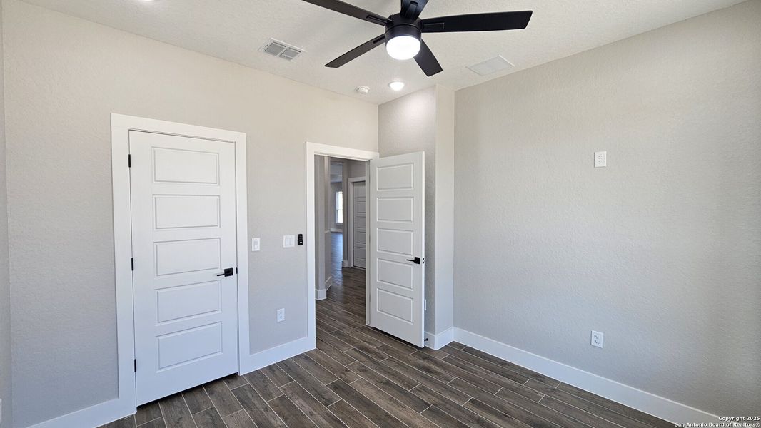 Spacious, unfurnished interior of a new home in , La Vernia (Image 24).