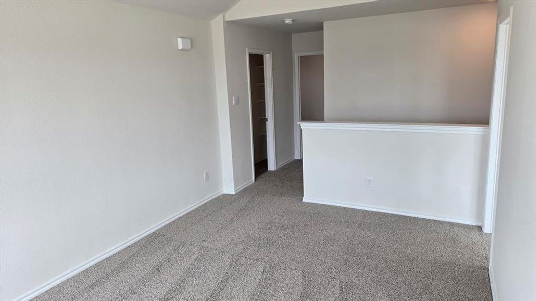 Spacious, unfurnished interior of a new home in Hanolley Hills, Sherman (Image 15).