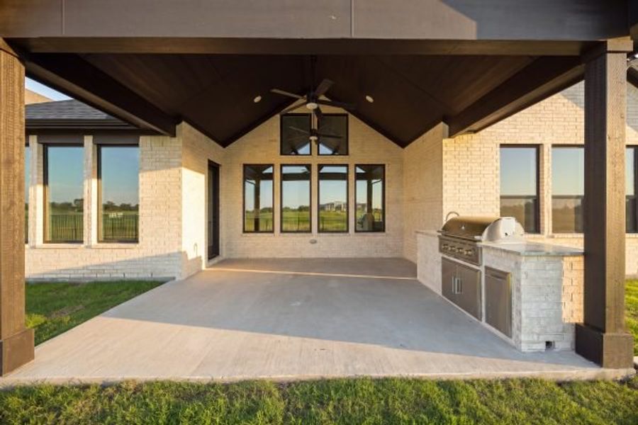 Exterior details and patio area of a home in Heath Golf and Yacht Club, Heath (Image 4).