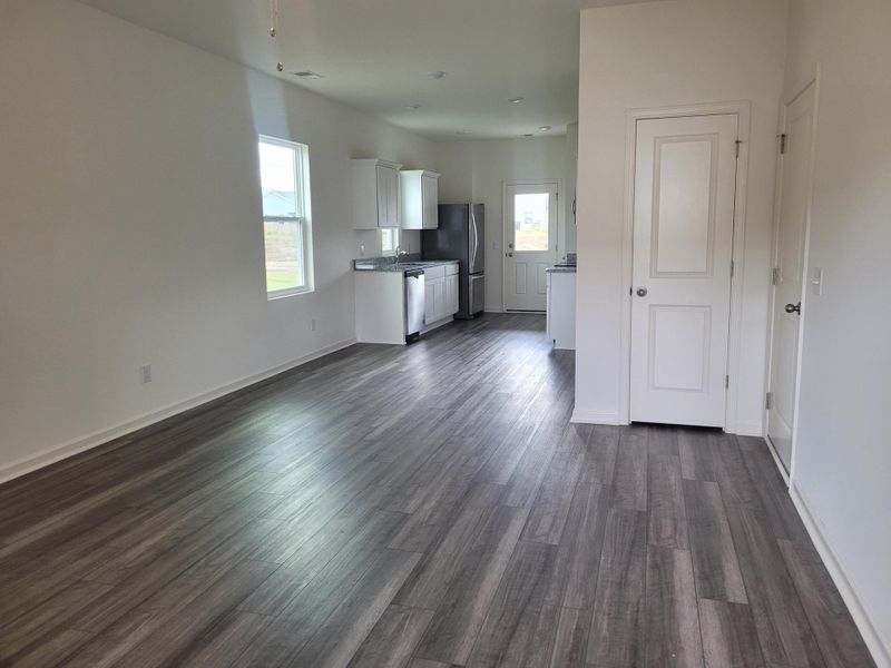 Spacious, unfurnished interior of a new home in Crossing at Givhans, Ridgeville (Image 5).