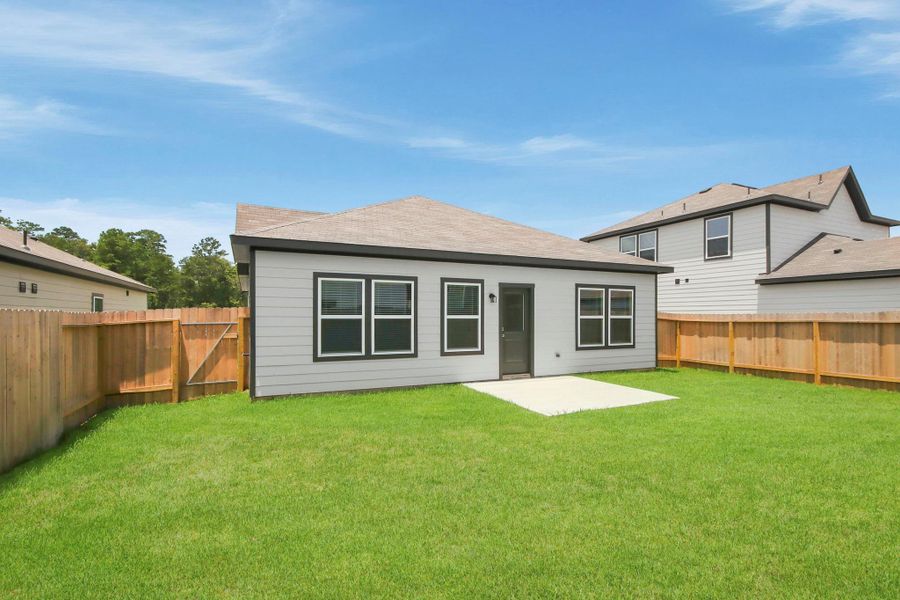 Exterior details and patio area of a home in Crockett Meadows, Conroe (Image 3).