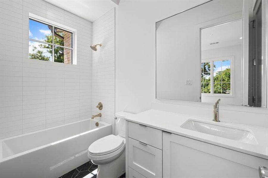 secondary ensuite bath