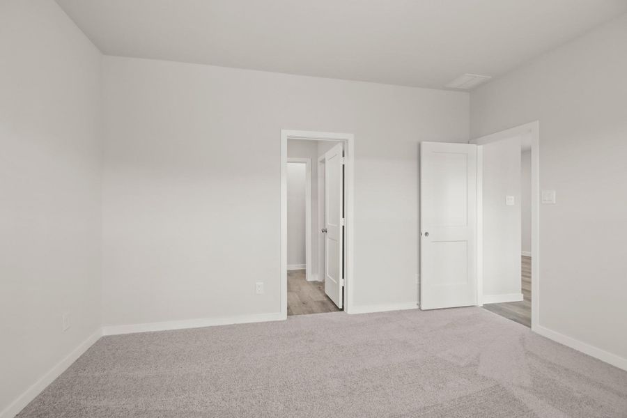 Spacious, unfurnished interior of a new home in Sherwood Glen, Conroe (Image 11).