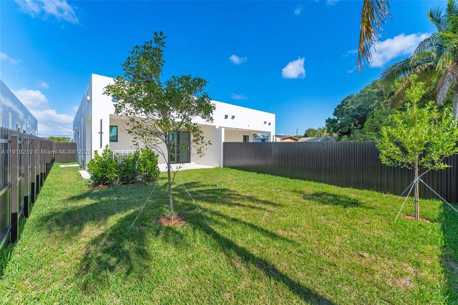 Exterior details and patio area of a home in , Miami (Image 17).