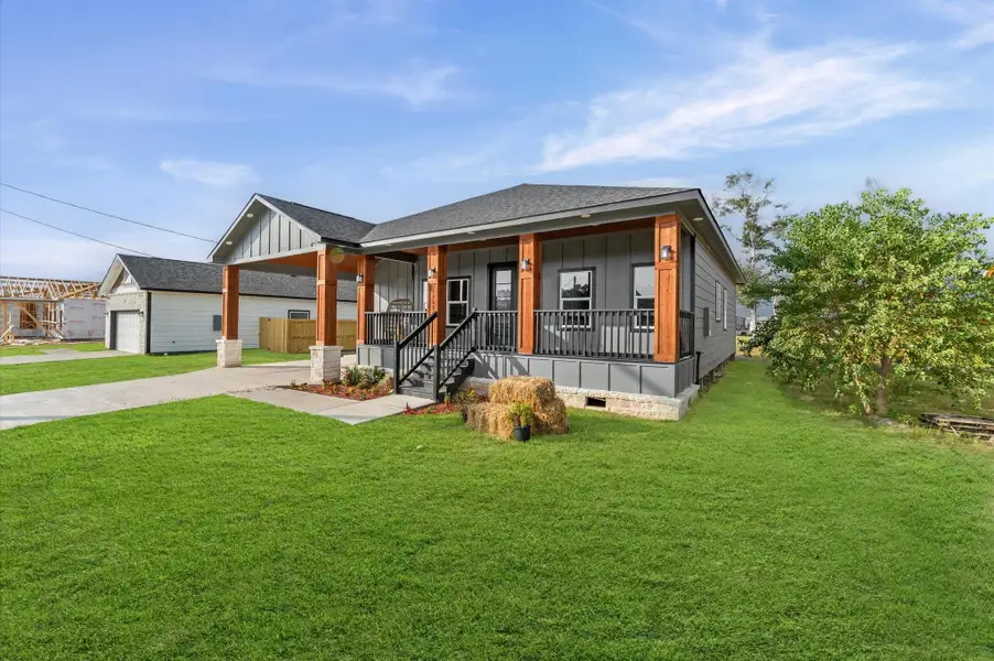 Large driveway that will allow for an RV parking or commercial vehicle parking. Large driveway that will allow for an RV parking or commercial vehicle parking.