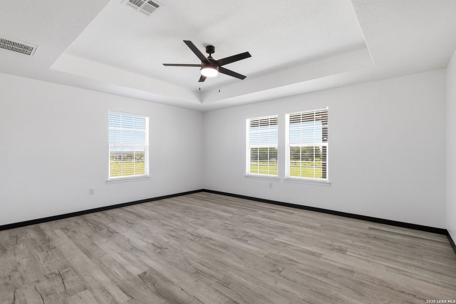 Spacious, unfurnished interior of a new home in , Floresville (Image 20).
