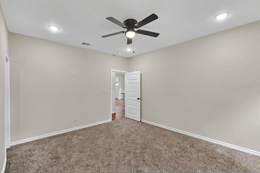 Spacious, unfurnished interior of a new home in , Sulphur Springs (Image 22).