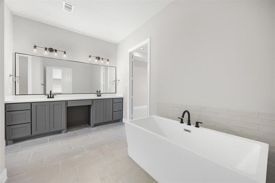 Furnished interior view inside a new home in Waterfall Ranch - 1 Acre Lots, Waxahachie (Image 10). Furnished interior view inside a new home in Waterfall Ranch - 1 Acre Lots, Waxahachie (Image 10).