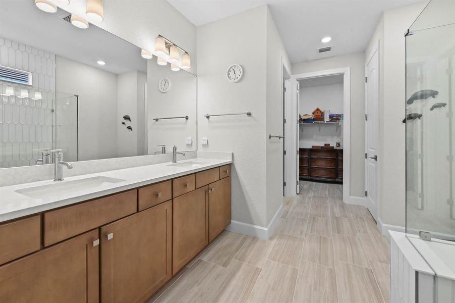 30 Bathroom 01
