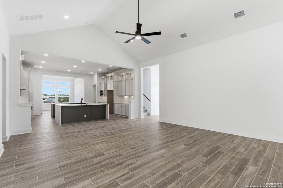 Spacious, unfurnished interior of a new home in Caliza Reserve, Boerne (Image 34).