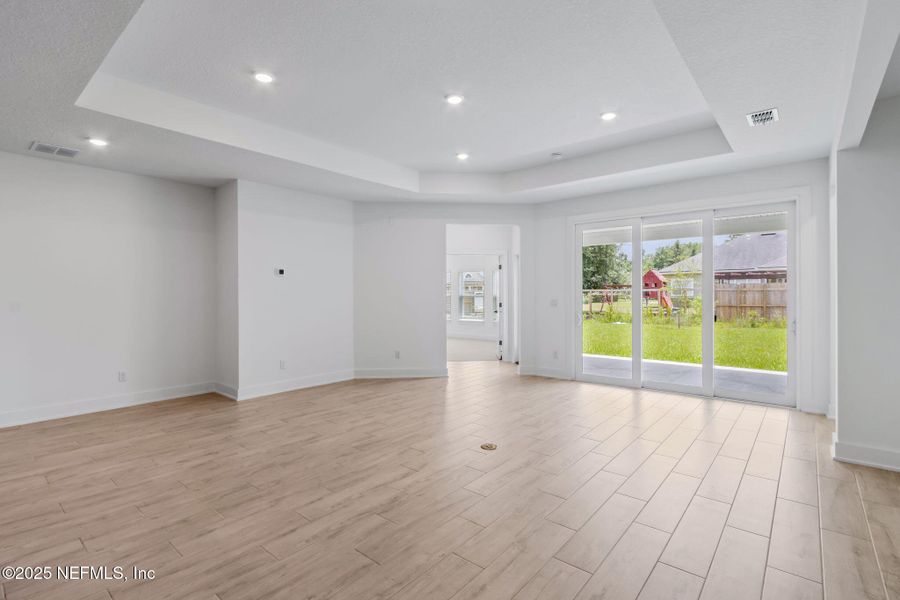 Spacious, unfurnished interior of a new home in Pirates Bluff, Yulee (Image 26).