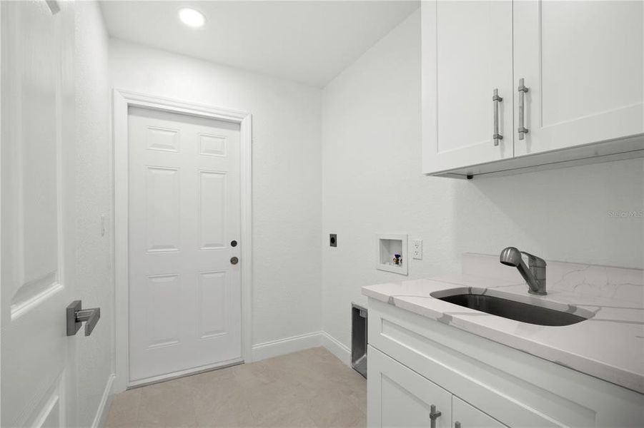 Furnished interior view inside a new home in , Dunnellon (Image 6).