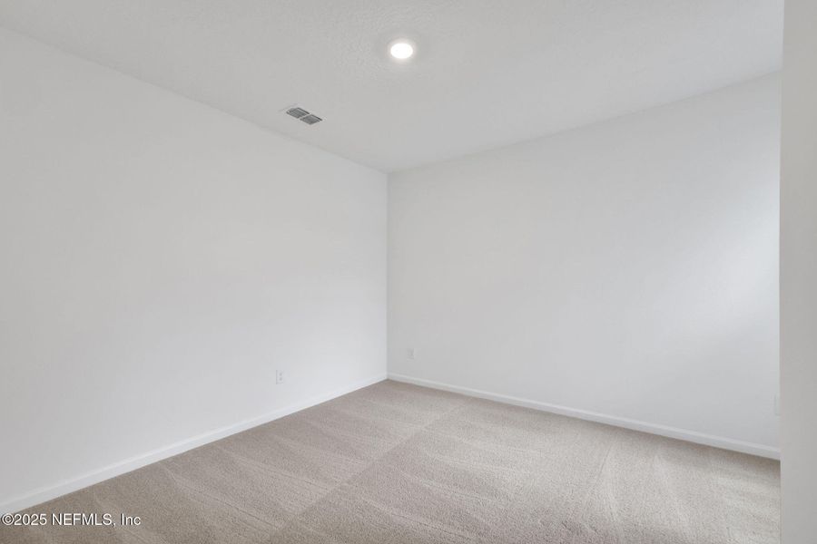 Spacious, unfurnished interior of a new home in Atlantis Pointe, Middleburg (Image 12).