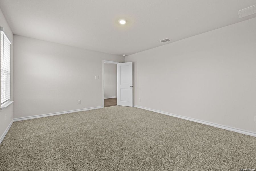 Spacious, unfurnished interior of a new home in Avenida, Converse (Image 23).