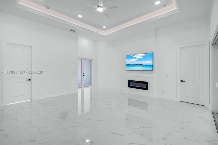Spacious, unfurnished interior of a new home in , Cape Coral (Image 15).